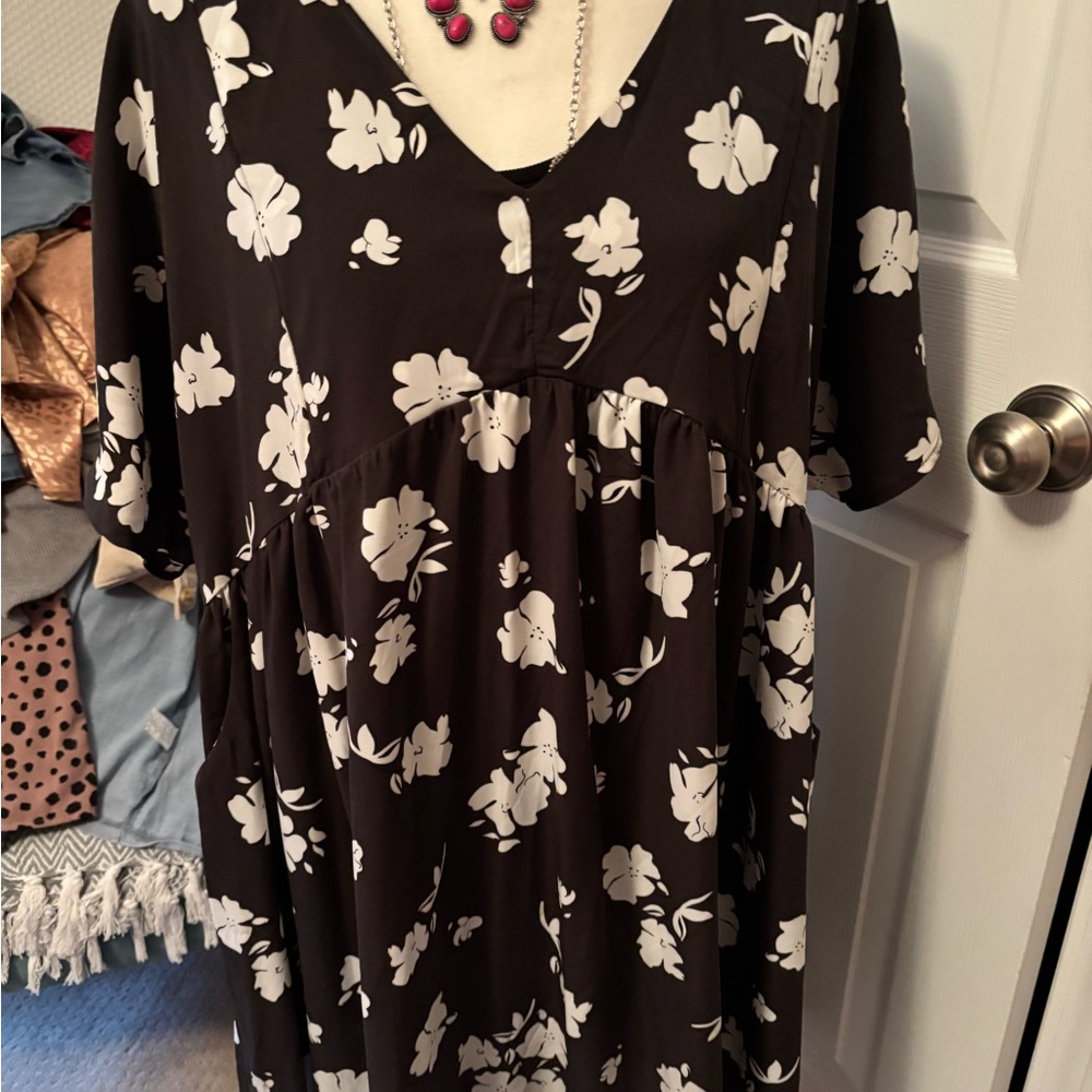 Black and White Floral V-Neck Women’s Dress